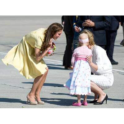 Herzogin Kate am windigen Flughafen