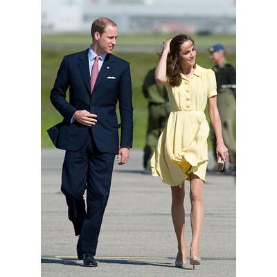 Herzogin Kate am windigen Flughafen