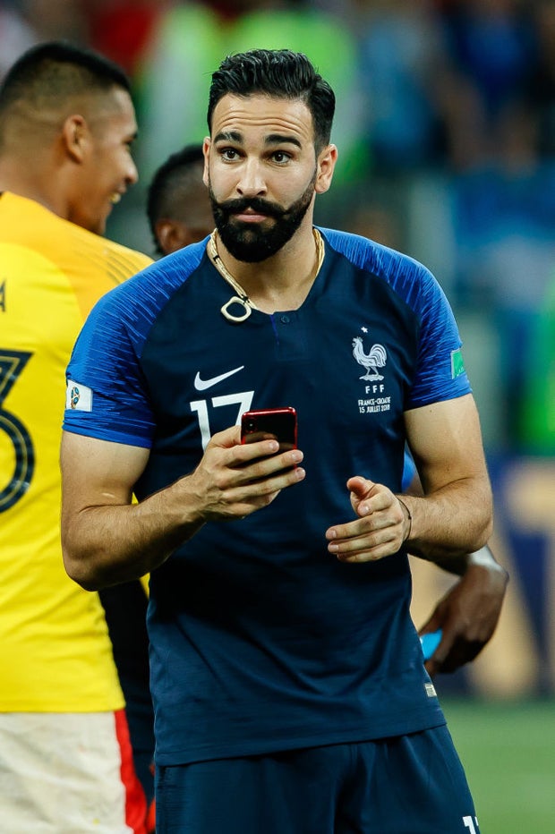 Pamela serviert Kicker ab