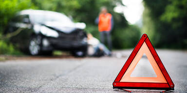 Alkoholisierter Autofahrer prallte in Vorarlberg gegen Baum
