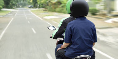 Duo auf E-Moped raubte Wiener mit Pistole aus