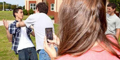 Pr&uuml;gelei gefilmt Handy