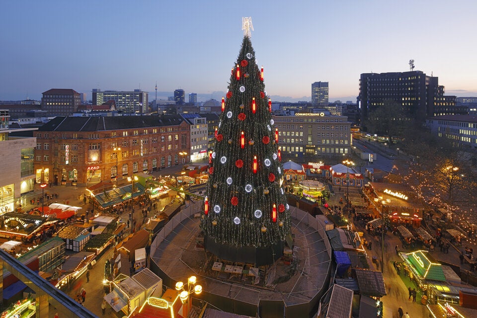 Der größte Weihnachtsbaum der Welt steht in unserem Nachbarland