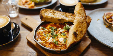 Zum Brunch: Shakshuka vielfältig aufgetischt