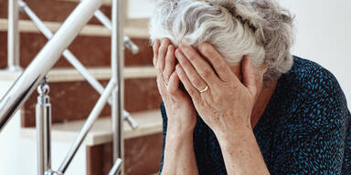 Alte Frau Treppengel&auml;nder