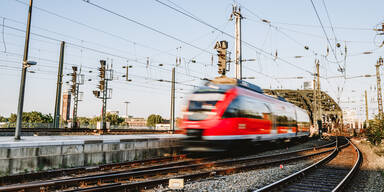 Eingeklemmte Hand: Zug schleift Frau Kilometer lang mit