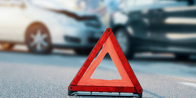 Warndreieck: Symbolbild Autounfall