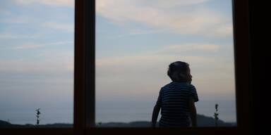 Bub st&uuml;rzte aus Fenster