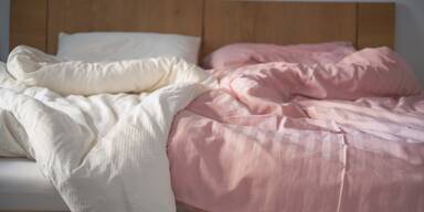 So oft sollte man Bettdecke und Kissen wirklich austauschen