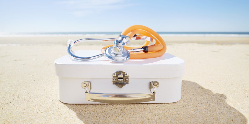 Mit ein paar Vorsichtsmaßnahmen können die gängisten Reisekrankheiten vermieden werden. Eine gut ausgestatteten Reiseapotheke hilft im Akutfall!