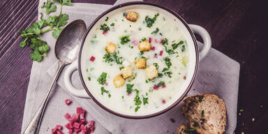Chicor&eacute;e-Cremesuppe mit Hering-Erdapfelsalat