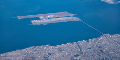 Riesiger Flughafen versinkt im Meer