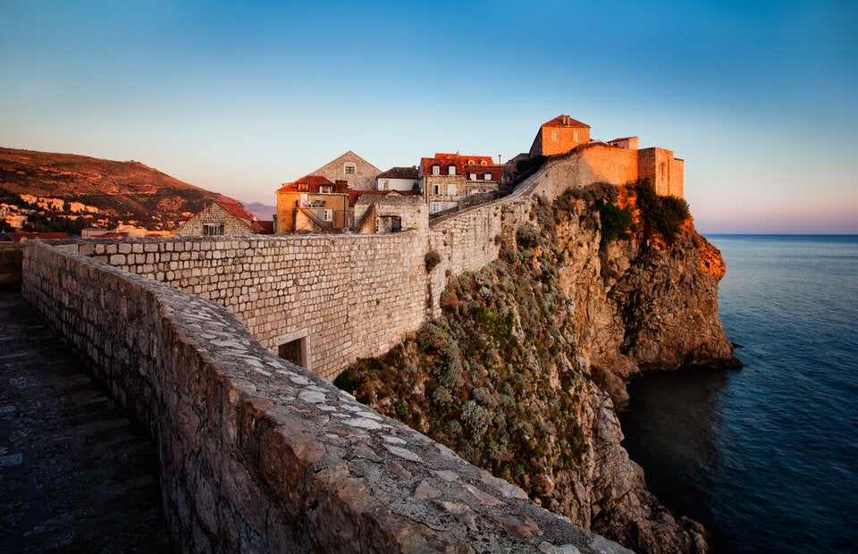 Pittoresk. Blick auf die Stadtmauer von Dubrovnik.   
