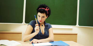Lehrerin verf&uuml;hrt Sch&uuml;ler zu Hustenzuckerl-Blowjob