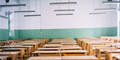 Klassenzimmer Schulklasse Schulbänke Schulbank
