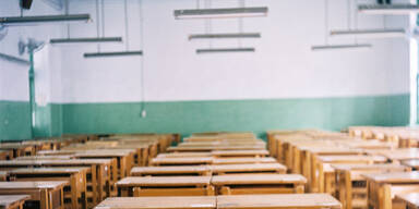 Klassenzimmer Schulklasse Schulbänke Schulbank