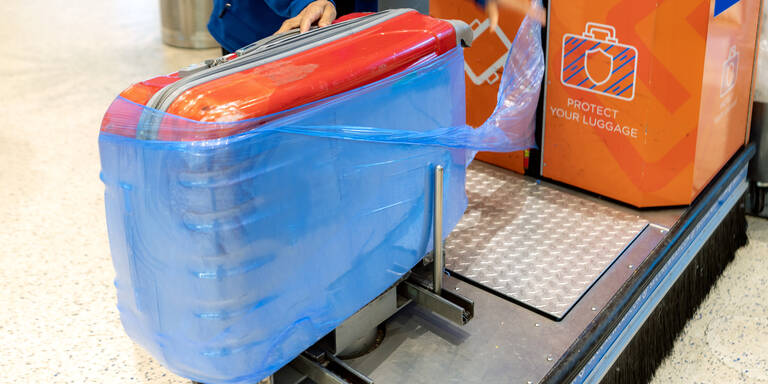 Schlechte Idee: Warum Sie Ihren Koffer nie in Folie einwickeln sollten