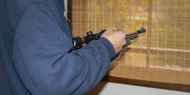 Mann mit Gewehr schoss aus Fenster. (SYMBOLFOTO)