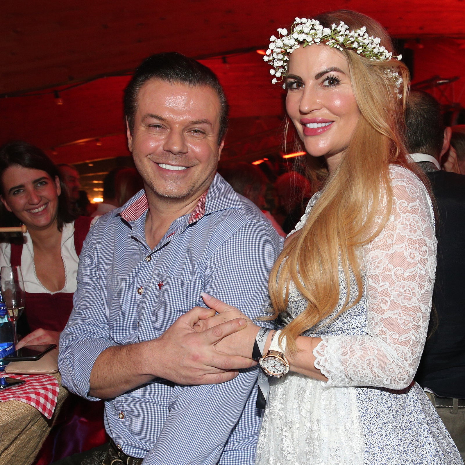 Vợ của quản lý người nổi tiếng qua đời trong bồn tắm nước nóng - stars24