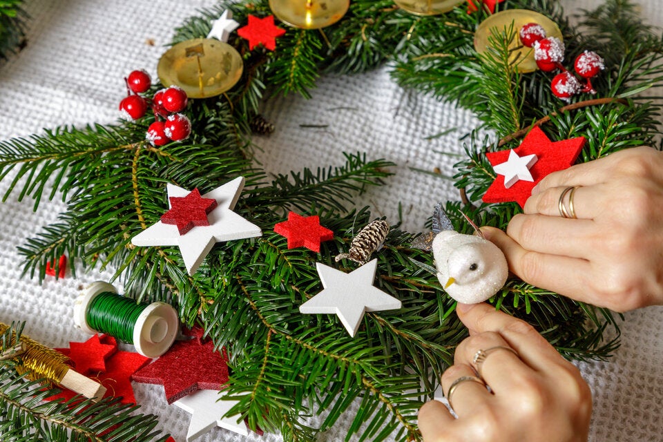 Bei der Herstellung des Kranzes sind der Fantasie keine Grenzen gesetzt.  