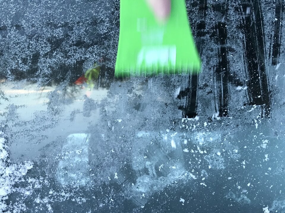 Fatal! Diese Fehler sollten Sie beim Eiskratzen am Auto auf keinen Fall machen