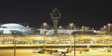 Schnee-Chaos: 500 Passagiere sa&szlig;en in Flugzeugen fest