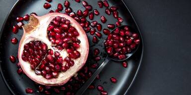 Der Wasser-Trick: So bekommen Sie die Kerne schnell aus dem Granatapfel