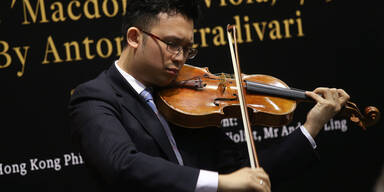 Andrew Ling spielt auf der "Joachim-Ma Stradivarius"