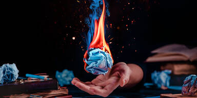 Lehrer verbrannte Matura-Klausuren aus Protest