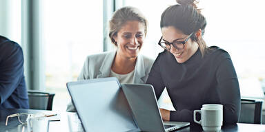 Computer-Zwei Frauen