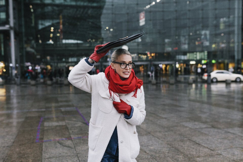 Bad-Hair-Day durch Regen? So schützen Sie Ihre Haare vor Frizz & Kräuseln