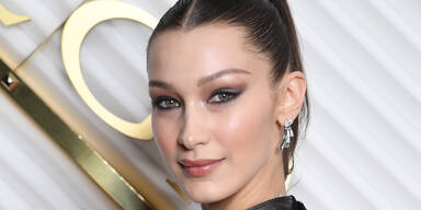 Bella Hadid mit Foxy Eyes Make Up Look