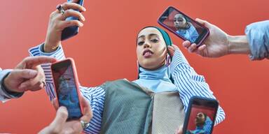 Frau wird fotografiert