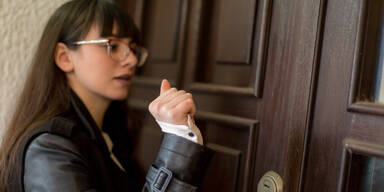 Frau klopft an T&uuml;re