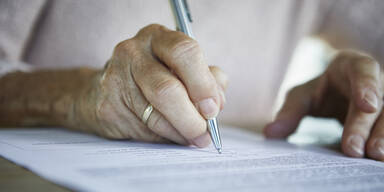 Demente Frau betrogen? Ermittlungen gegen Juristen & Psychiater