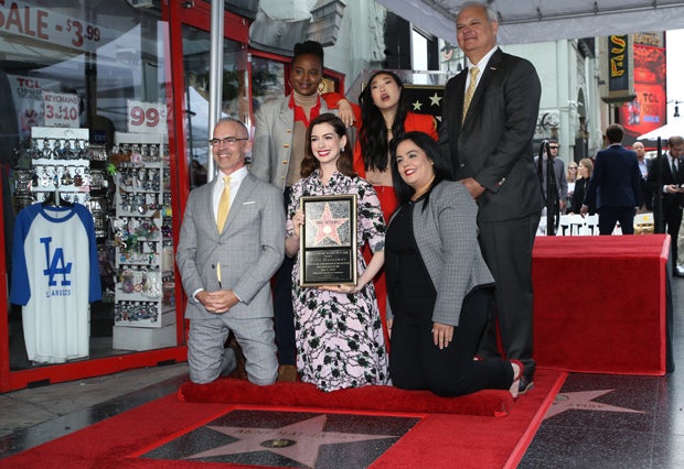 Anne Hathaway räkelte sich auf frisch enthülltem Hollywood-Stern