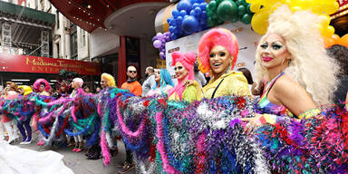 L&auml;ngste regenbogenfarbene Federboa in New York enth&uuml;llt
