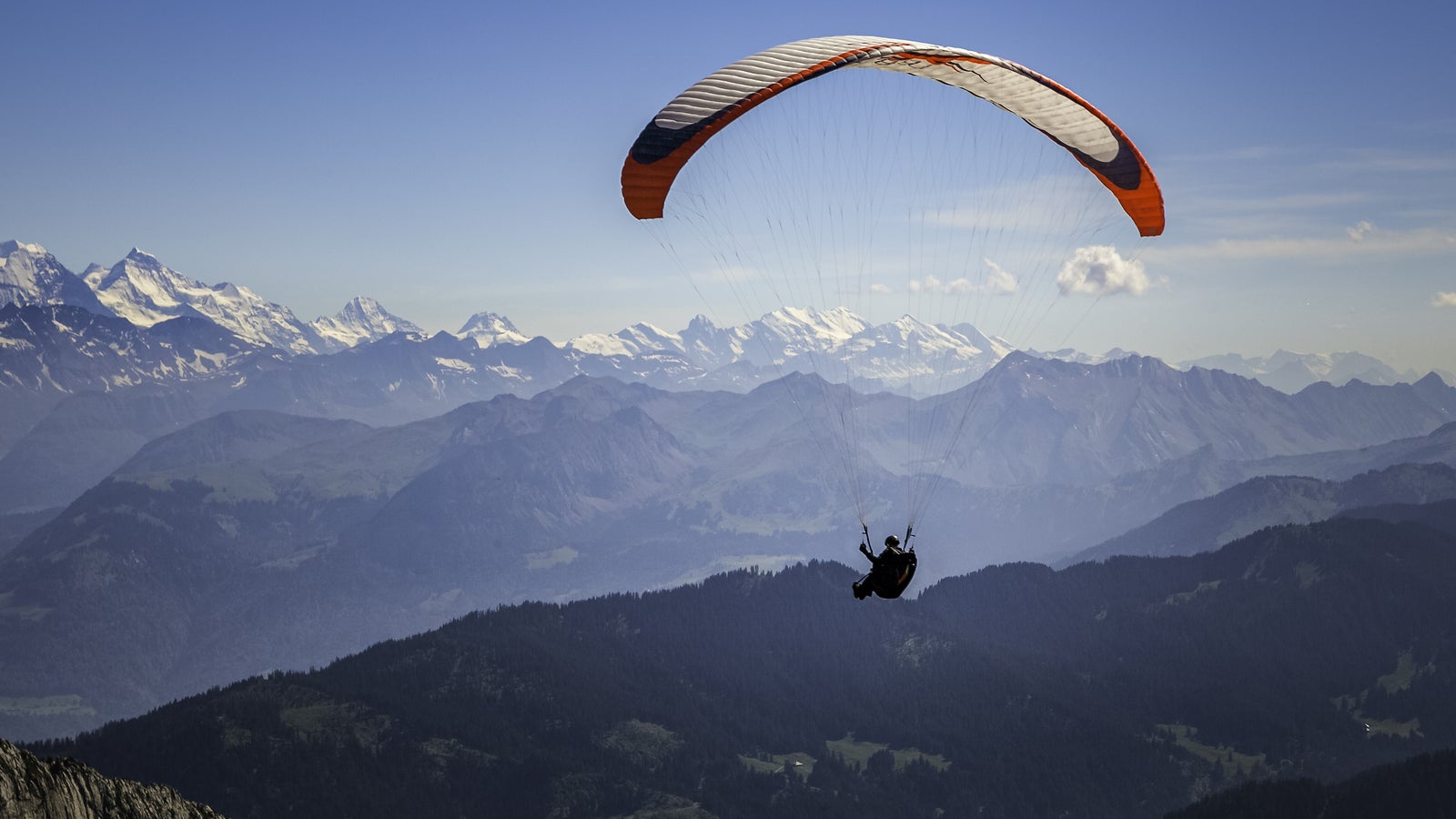 Deutsche (56) stürzt mit Paragleiter auf Lokal-Terrasse  Kép