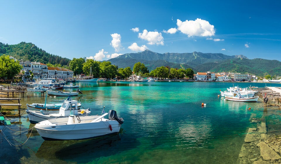 Thassos. Blick auf die pittoreske antike Hafen- stadt Limenas, das pulsierende Herz der Insel