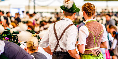 Dirndl und Lederhose richtig waschen: So wird Ihre Tracht wieder sauber