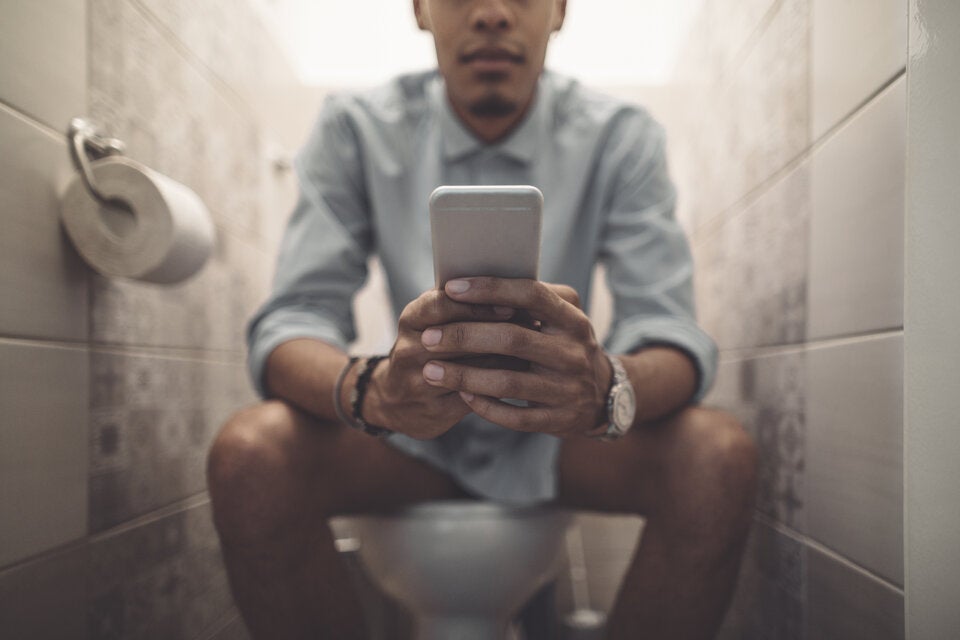 Warum Sie Ihr Handy nie auf die Toilette mitnehmen sollten