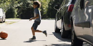 &Uuml;ber rote Ampel gelaufen: Zw&ouml;lfj&auml;hriger von Auto erfasst