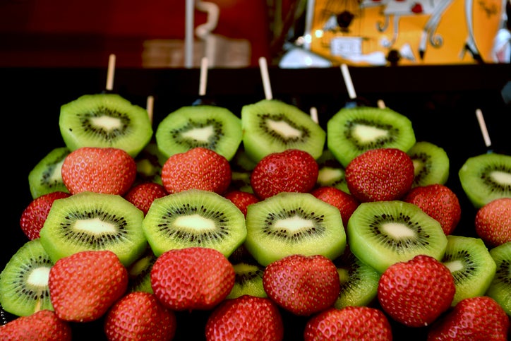 Fruchtspieße sind blitzschnell zubereitet und schmecken Jung und Alt!