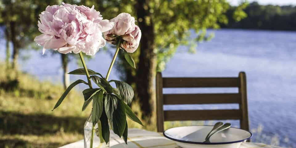 Tisch mit Pfingstrosen