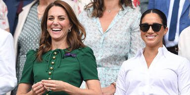 Kate trägt eine bodenlange Robe des Labels Safiyaa in Ozeanblau.