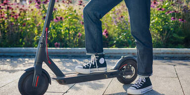 E-Scooter-Lenker (21) von Auto erfasst: schwere Kopfverletzungen