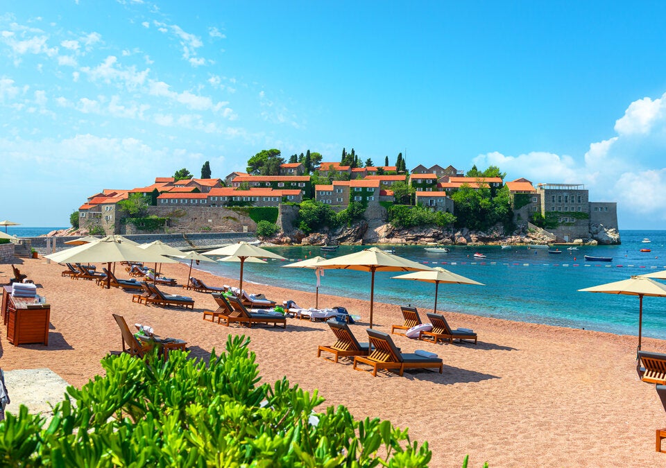 Strand auf der einstigen Fischerinsel Sveti Stefan.