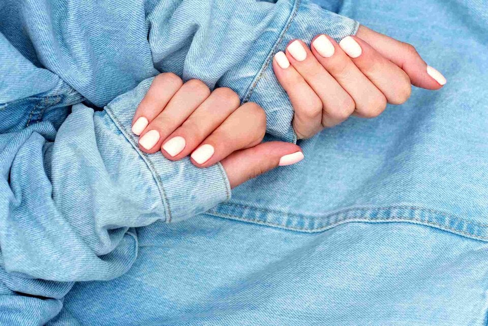 weiße Nägel auf Jeans