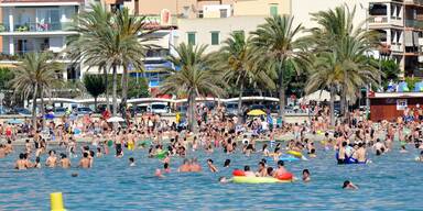 35 Grad! Auf Mallorca gehen Strandliegen und Sonnenschirme aus