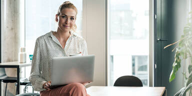 Frau Büro Equal Pay Day Lohnschere